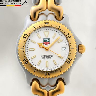 une image d'un gros plan d'une montre sur une surface blanche