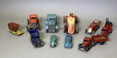 un grand nombre de petites voitures posées sur une table