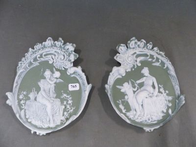 deux assiettes vertes et blanches sur lesquelles figurent une dame et un oiseau