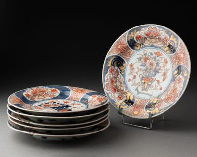 plusieurs assiettes sont empilées sur une table