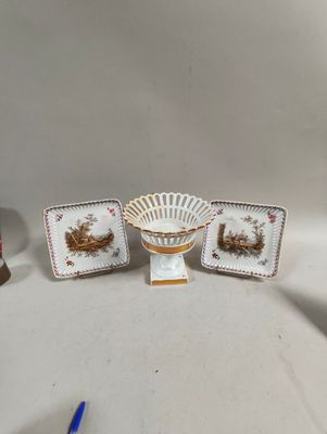 trois pièces de porcelaine sont posées sur une table, à côté d'un stylo bleu
