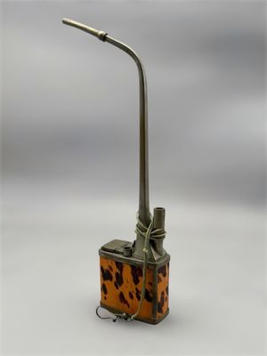 un petit objet métallique muni d'une poignée, sur fond blanc