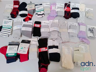 Plusieurs paires de chaussettes pour homme sont disposées sur une table