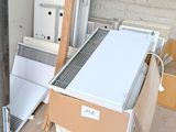un tas de vieux appareils électroménagers et d'autres appareils dans une pièce