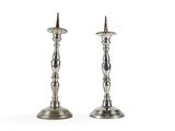 paire de chandeliers en argent sur fond blanc
