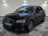 une image d'une voiture audi noire dans une salle d'exposition