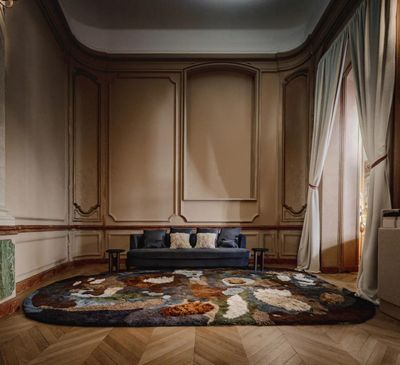 une image d'un salon avec un canapé et un tapis