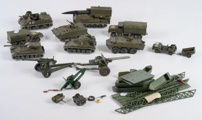 de nombreux véhicules militaires miniatures et autres véhicules posés sur une surface blanche