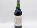une bouteille de vin posée sur une table