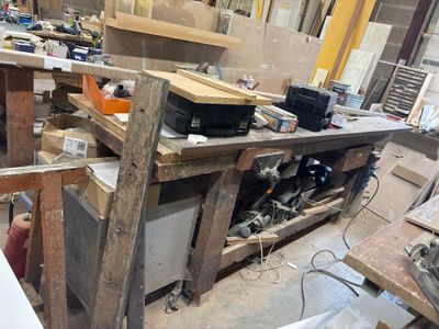 une photo d'un établi dans un atelier, sur lequel sont posés des outils