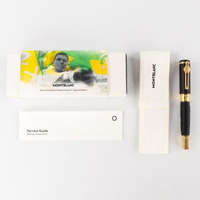 le stylo est posé à côté d'un paquet de cigarettes et d'une boîte d'allumettes