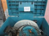 une boîte à outils bleue contenant une scie circulaire