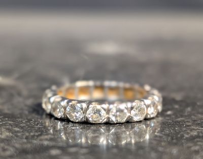 une image d'une bague en diamant sur une table