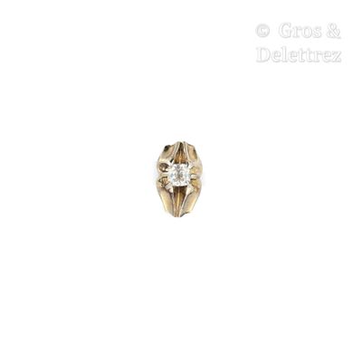 une image d'une bague en or avec un diamant au centre