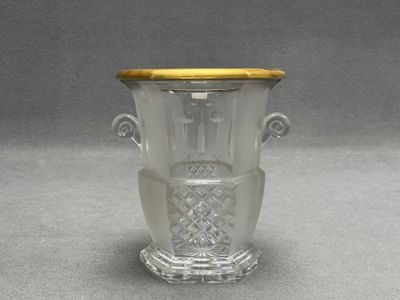 Seau à champagne en cristal , contour doré.