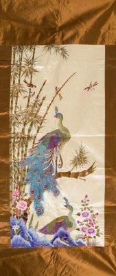 CHINE.Début XXème KAKEMONO de soie beige brodée d'un décor d…