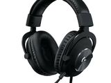 Le casque est noir et est équipé d'un microphone intégré.