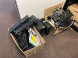 un carton contenant un clavier, une souris et d'autres équipements électroniques