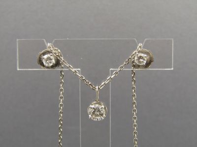 un gros plan sur une paire de boucles d'oreilles posées sur un présentoir