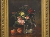 tableau représentant des fleurs dans un vase en verre et des pêches posées sur une table