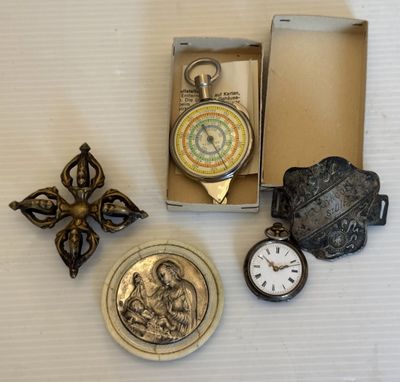 une petite boîte contenant une montre de poche, une montre de poche et une montre de poche