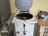 une photo d'une cuisine sale avec une machine à laver