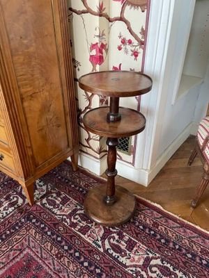 une table en bois avec une étagère dans une pièce