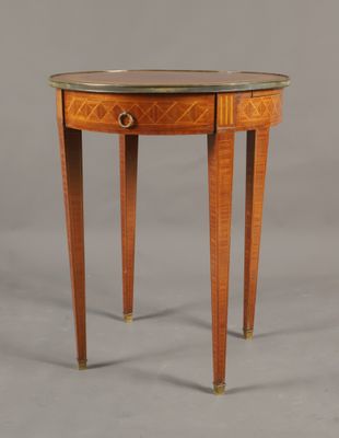 une petite table ronde avec un plateau en verre et des pieds en bois