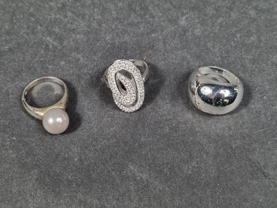 Lot comprenant : 2 bague en argent, ornée d'une perle fantai…