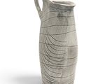 un vase posé sur une surface blanche