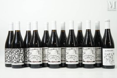 six bouteilles de vin sont alignées sur une table