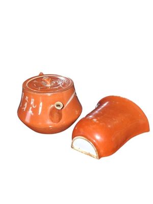 CHINE, vers 1900 Petite théière à décor calligraphié sur fon…