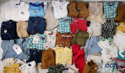 une boîte remplie de vêtements pour bébés et de vêtements à vendre