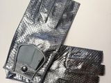 des gants en cuir argenté avec des boucles sur un fond blanc