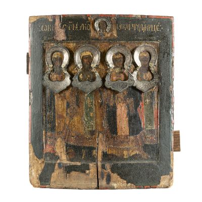 une vieille plaque en bois sur laquelle figure un groupe de personnes