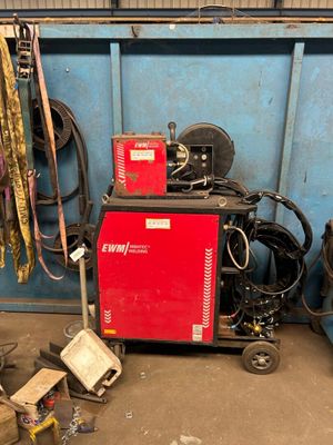 une image d'une machine à souder dans un garage