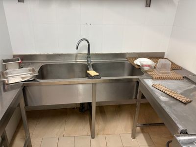 un évier en acier inoxydable au milieu d'une cuisine