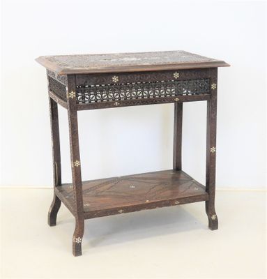 une petite table en bois avec un tiroir en dessous