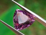 quelqu'un tient une paire de « tweewees » ornée d'un diamant violet