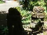 une statue en pierre au milieu d'un jardin