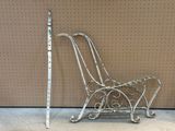 une chaise en métal posée à côté d'une règle