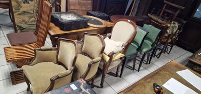 de nombreuses chaises et une table dans une pièce où se trouvent de nombreux meubles