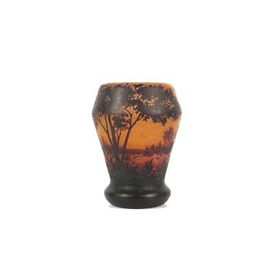 un vase sur lequel figure l'image d'un arbre