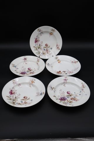 Cinq assiettes creuses en porcelaine à décor de fleurs