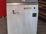 une machine qui se trouve dans une pièce dont l'un des murs est rouge