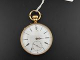une image représentant une montre de poche en or avec un cadran blanc et des chiffres romains