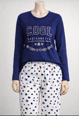un ensemble de pyjama pour femme composé d'un t-shirt bleu et d'un pantalon blanc