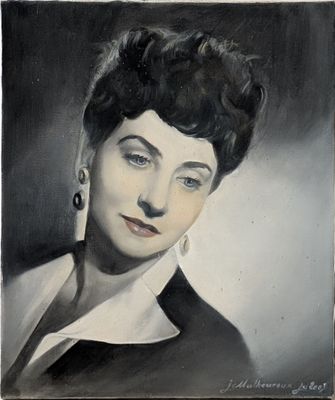 portrait d'une femme vêtue d'une chemise blanche et d'une veste noire