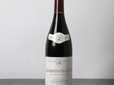 une bouteille de vin posée sur une table en bois