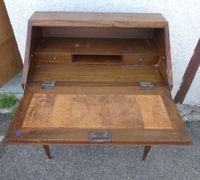 Petit bureau de pente à un abattant et deux tiroirs. (photo 3)